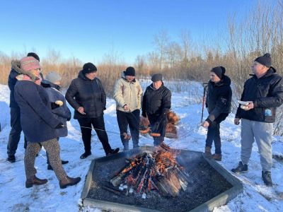 wspólne grillowanie przy ognisku