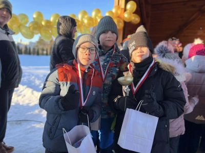 dzieci wraz z pucharami