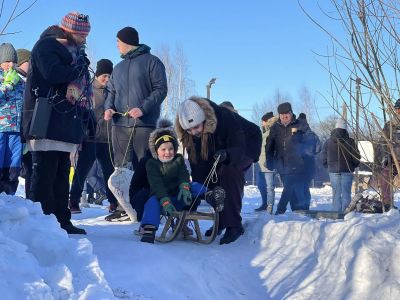 uczestnicy wydarzenia zjeżdżają z górki