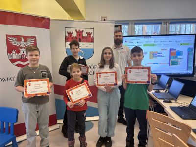 uczestnicy warsztatów wraz z certyfikatami