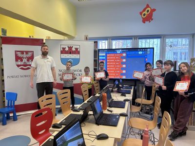 uczestnicy warsztatów wraz z certyfikatami