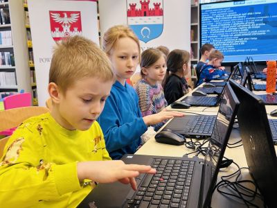 dzieci podczas obsługi komputerów