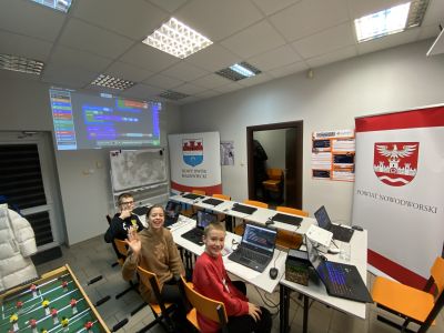 dzieci podczas obsługi komputerów