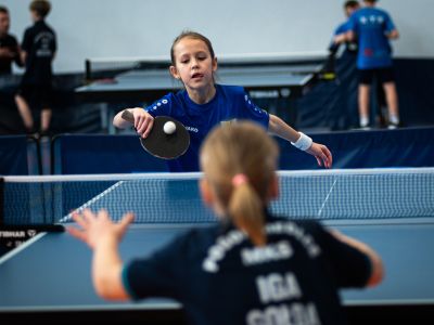 dzieci grają w tenisa stołowego
