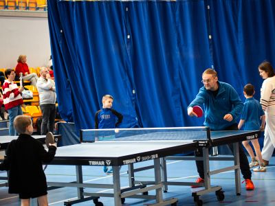uczestnicy wydarzenia grają w tenisa stołowego