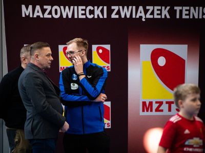 uczestnicy wydarzenia na tle loga MZTS