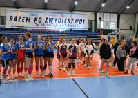 zdjęcie grupowe siatkarek wraz z medalami i pucharami