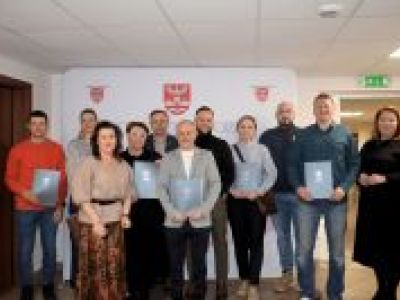 zdjęcie grupowe Starosty Nowodworskiego i Wicestarosty Nowodworskiego z przedstawicielami klubów sportowych