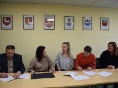 Starosta Nowodworski i Wicestarosta Nowodworski wraz z przedstawicielami klubu sportowego podpisują umowę o dotację