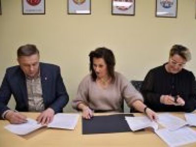 Starosta Nowodworski i Wicestarosta Nowodworski wraz z przedstawicielem klubu sportowego podpisują umowę o dotację