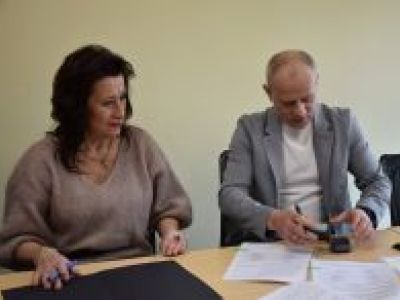 Starosta Nowodworski wraz z przedstawicielami klubu sportowego podpisują umowę o dotację