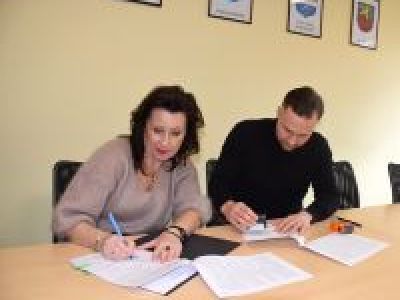 Starosta Nowodworski wraz z przedstawicielem klubu sportowego podpisują umowę o dotację