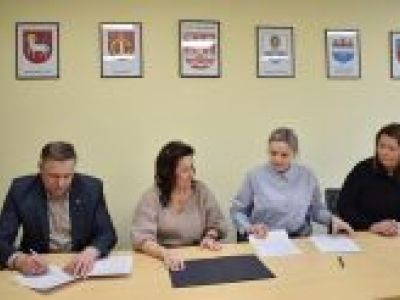 Starosta Nowodworski i Wicestarosta Nowodworski wraz z przedstawicielami klubu sportowego podpisują umowę o dotację