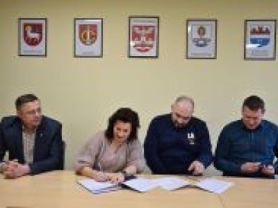 Starosta Nowodworski i Wicestarosta Nowodworski wraz z przedstawicielami klubu sportowego podpisują umowę o dotację