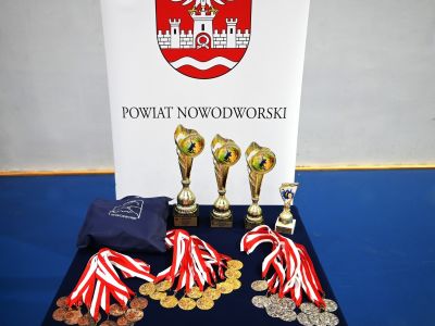 medale i puchary w tle roll-up powiatu