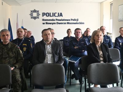 uczestnicy narady siedzą