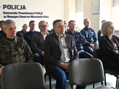 uczestnicy narady siedzą