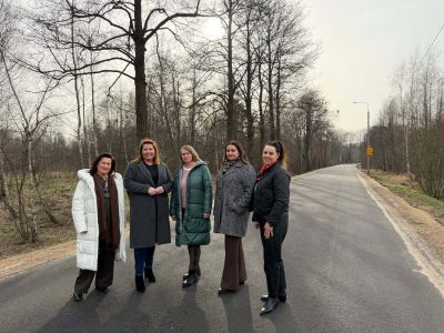 wspólne zdjęcie przedstawicieli samorządu na drodze