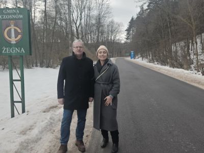 wspólne zdjęcie przedstawicieli samorządu na drodze