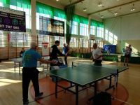 uczestnicy turnieju grają w tenisa stołowego