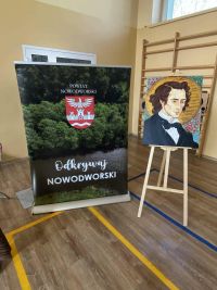 zdjęcie przedstawiające roll-up starostwa oraz Fryderyka Chopina