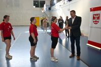 Wicestarosta Nowodworski wręcza medale