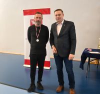 Wicestarosta Nowodworski z trenerem jednej z drużyn