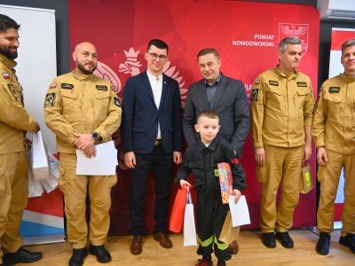 Przedstawiciele władz samorządowych i OSP wraz z uczestnikiem konkursu