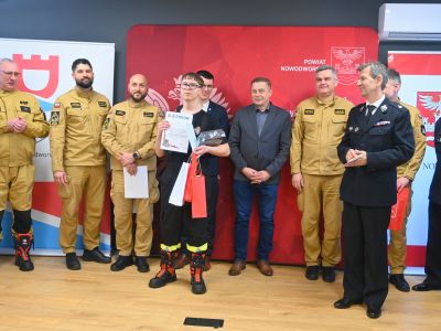 Przedstawiciele władz samorządowych i OSP wraz z uczestnikiem konkursu