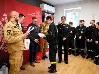 Przedstawiciele władz samorządowych i OSP wraz z uczestnikiem konkursu