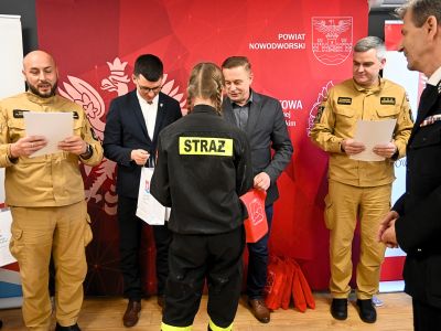 Przedstawiciele władz samorządowych i OSP wraz z uczestnikiem konkursu