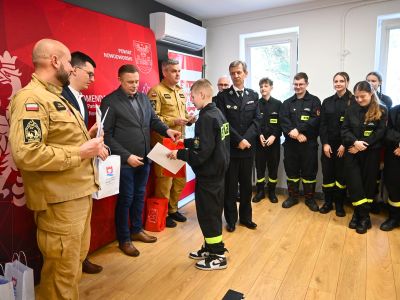 Przedstawiciele władz samorządowych i OSP wraz z uczestnikiem konkursu