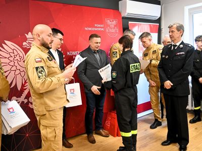 Przedstawiciele władz samorządowych i OSP wraz z uczestnikiem konkursu