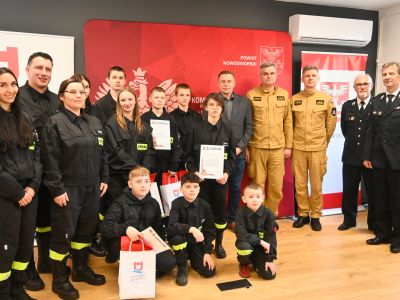 uczestnicy konkursu na wspólnym zdjęciu