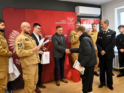 Przedstawiciele władz samorządowych i OSP wraz z uczestnikiem konkursu
