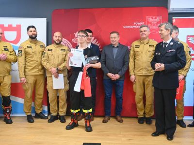 Przedstawiciele władz samorządowych i OSP wraz z uczestnikiem konkursu
