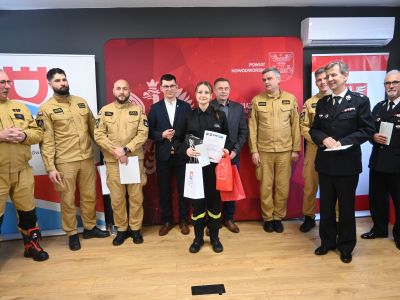 Przedstawiciele władz samorządowych i OSP wraz z uczestnikiem konkursu