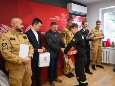 Przedstawiciele władz samorządowych i OSP wraz z uczestnikiem konkursu