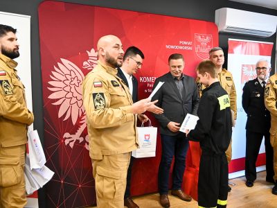 Przedstawiciele władz samorządowych i OSP wraz z uczestnikiem konkursu