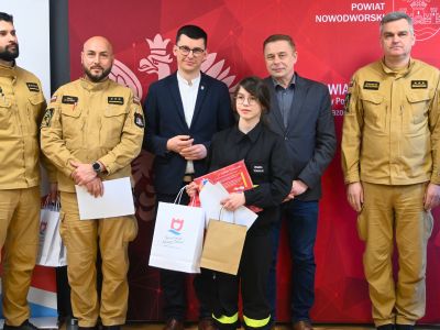 Przedstawiciele władz samorządowych i OSP wraz z uczestnikiem konkursu