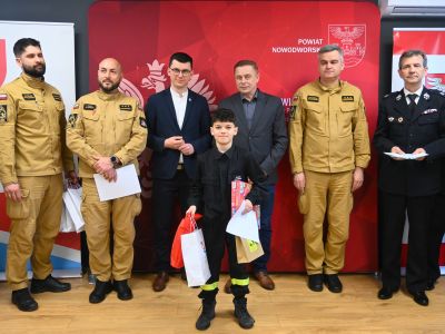 Przedstawiciele władz samorządowych i OSP wraz z uczestnikiem konkursu