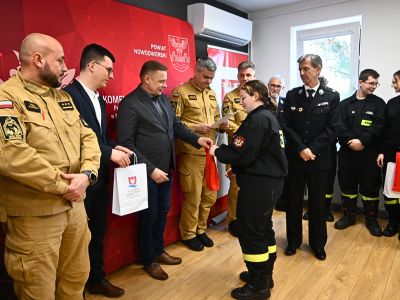 Przedstawiciele władz samorządowych i OSP wraz z uczestnikiem konkursu