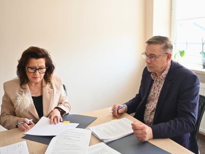 Starosta Nowodworski i Wicestarosta Nowodworski podpisują umowę