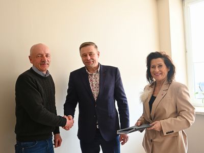 Wicestarosta Nowodworski wraz wykonawcą podają sobie ręce w obecności Starosty Nowodworskiego