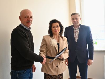 Starosta Nowodworski z przedstawicielem wykonawcy podają sobie ręce w obecności Wicestarosty Nowodworskiego