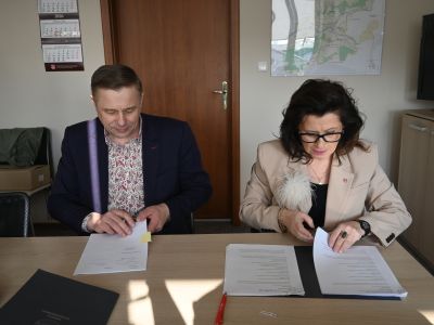 Starosta Nowodworski i Wicestarosta Nowodworski podpisują umowę