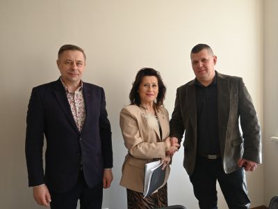 Starosta Nowodworski i przedstawiciel wykonawcy podają sobie ręce w obecności Wicestarosty Nowodworskiego