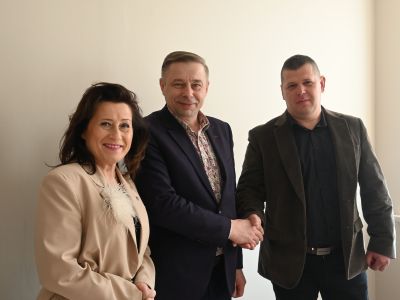 Wicestarosta Nowodworski i przedstawiciel wykonawcy podają sobie ręce w obecności Starosty Nowodworskiego