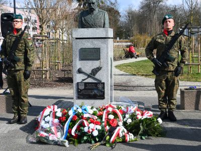 Żołnierze przy pomniku Marszałka Józefa Piłsudskiego