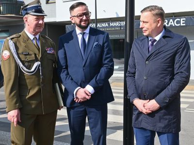 przedstawicie władz samorządowych wraz z mundurowym